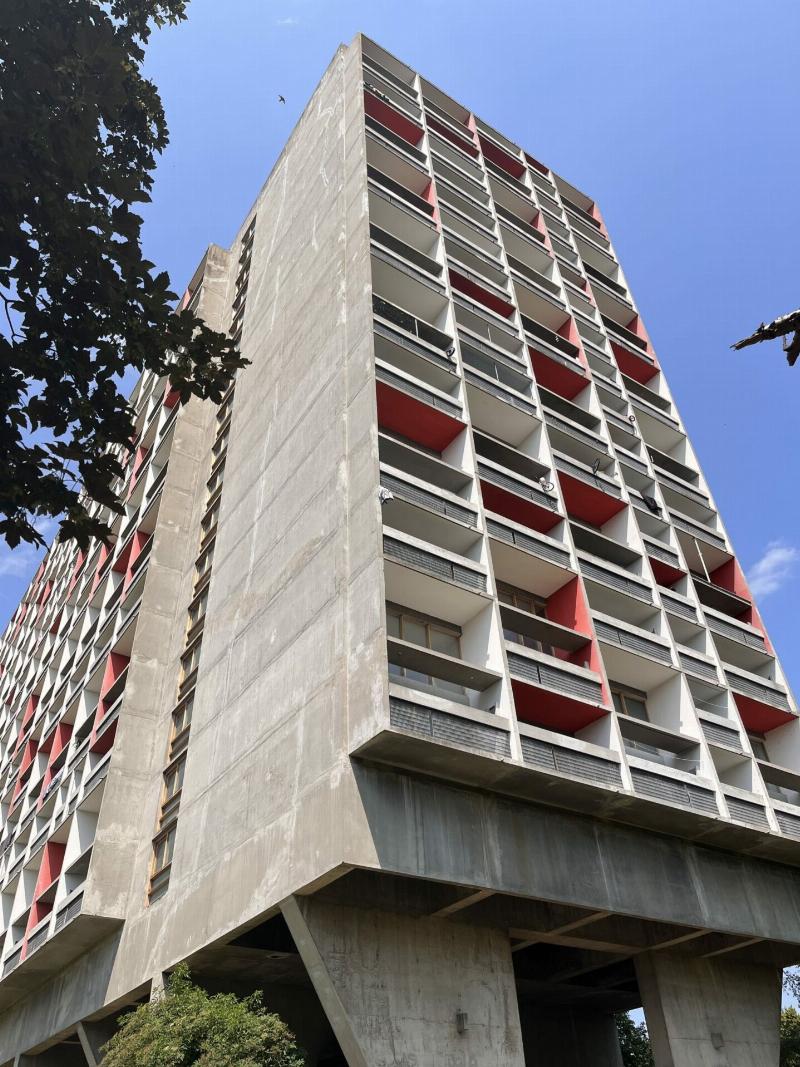Intérieur appartement Le Corbusier Firminy, design moderniste et lumière naturelle